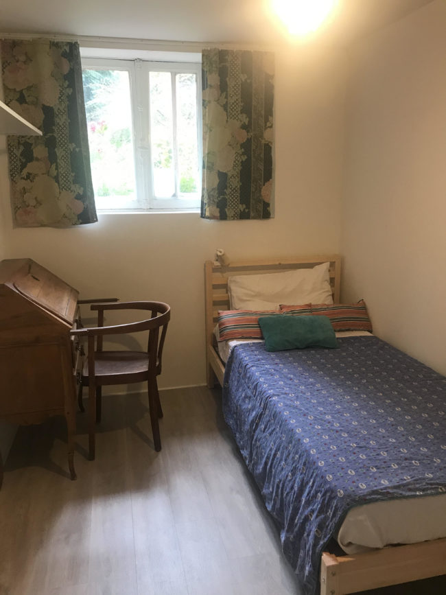 Colocation, espace indépendant et autonome à l’entresol fraichement aménagé avec vue sur jardin dans maison unifamilliale à Saint GillesColocation, espace indépendant et autonome à l’entresol fraichement aménagé avec vue sur jardin dans maison unifamilliale à Saint Gilles