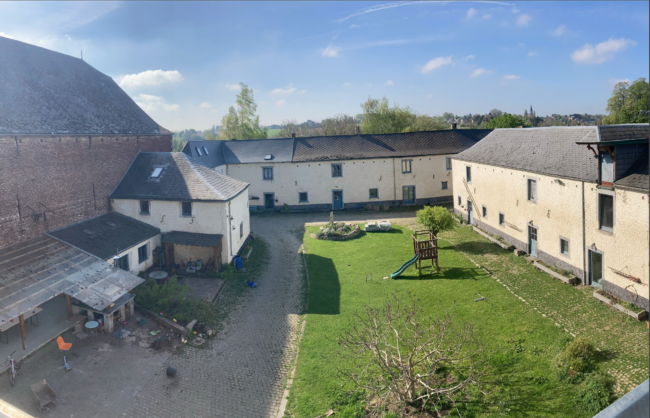 Nous ne cherchons plus de candidats (Chambre disponible dans une des collocs d’un des 1ers éco-lieu de Belgique encore actif)