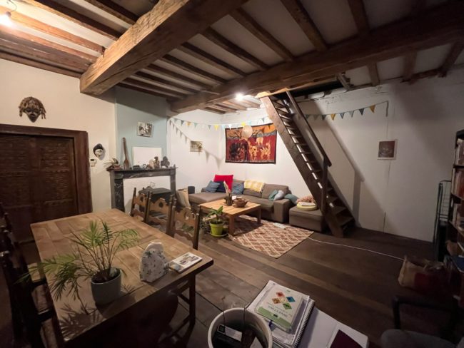 Nous ne cherchons plus de candidats (Chambre disponible dans une des collocs d’un des 1ers éco-lieu de Belgique encore actif)
