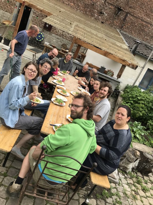 Nous ne cherchons plus de candidats (Chambre disponible dans une des collocs d’un des 1ers éco-lieu de Belgique encore actif)