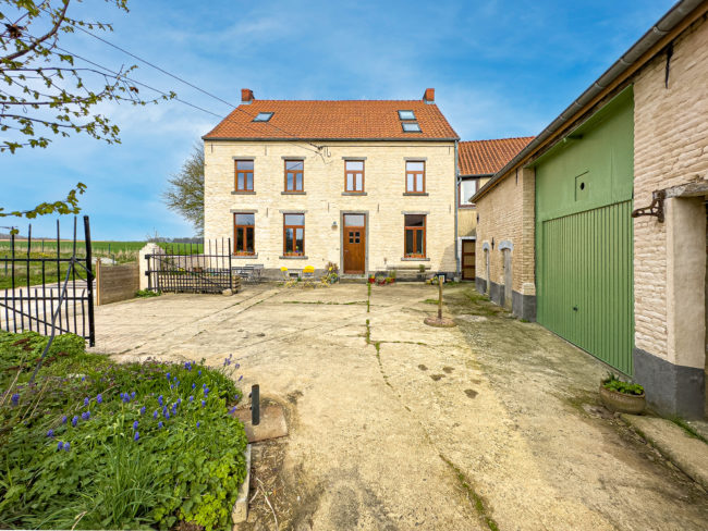Belle ferme a vendre a proximité de Louvain-La neuve. Multiple Habitations, grange, four a pain