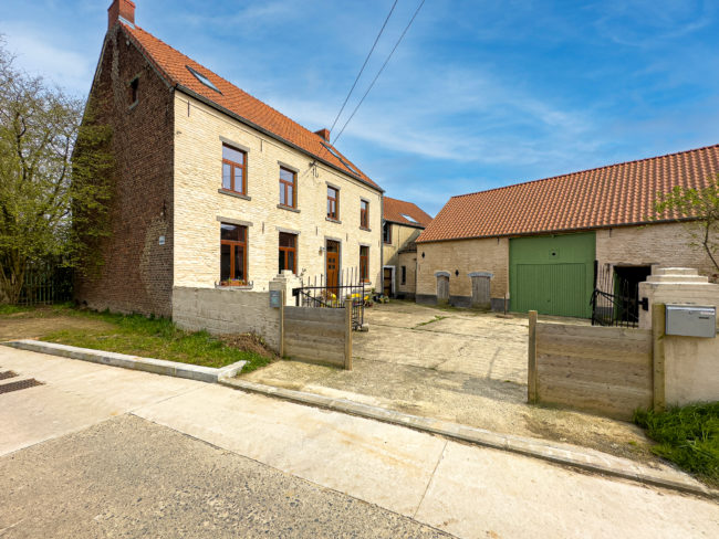 Belle ferme a vendre a proximité de Louvain-La neuve. Multiple Habitations, grange, four a pain