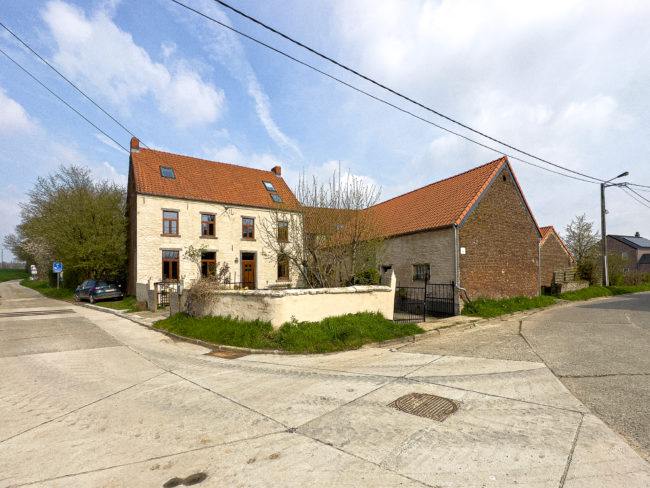 Belle ferme a vendre a proximité de Louvain-La neuve. Multiple Habitations, grange, four a pain