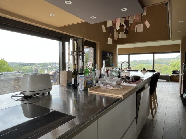 Agence – Spacieuse maison privative dans une ferme divisée avec bois et verger en copropriété.