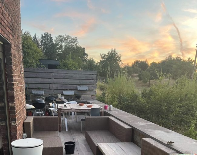 Agence – Spacieuse maison privative dans une ferme divisée avec bois et verger en copropriété.
