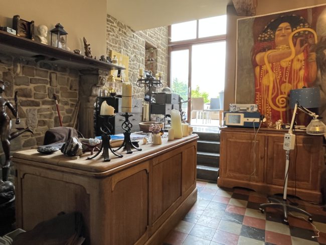 Agence – Spacieuse maison privative dans une ferme divisée avec bois et verger en copropriété.