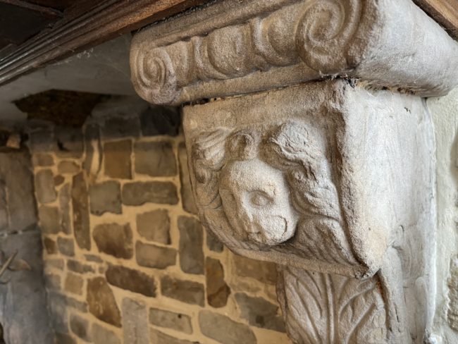Agence – Spacieuse maison privative dans une ferme divisée avec bois et verger en copropriété.