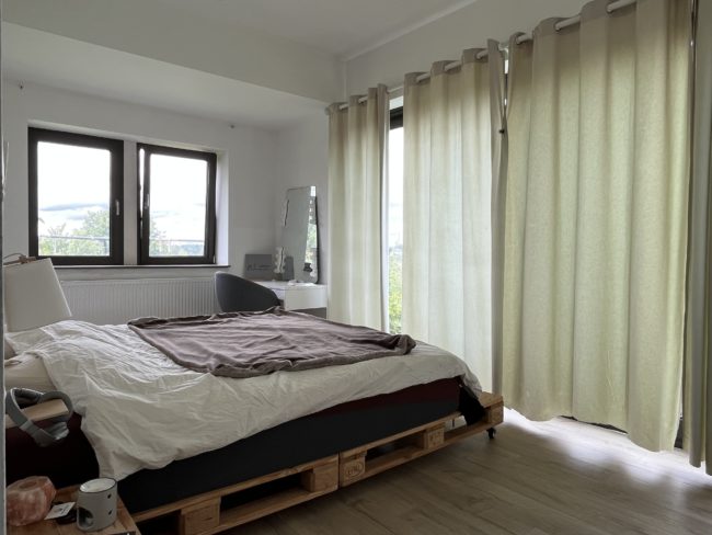 Agence – Spacieuse maison privative dans une ferme divisée avec bois et verger en copropriété.