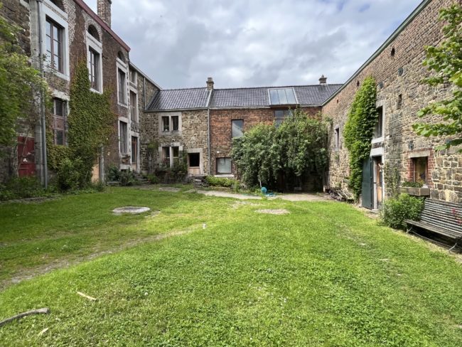 Agence – Spacieuse maison privative dans une ferme divisée avec bois et verger en copropriété.