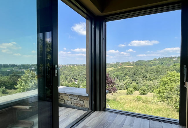 Agence – Spacieuse maison privative dans une ferme divisée avec bois et verger en copropriété.