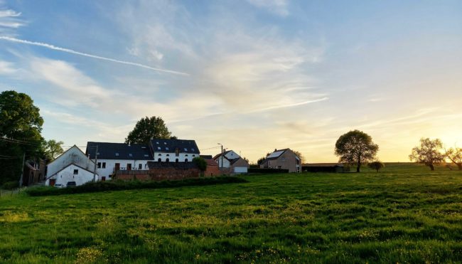 Sous offre – Maison 4 chambres au sein de l’habitat groupé de la Ferme de Lonzée (Gembloux).  