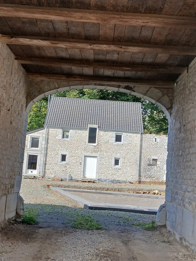 Plusieurs unités privatives au sein d’une ferme en carré historique en Condroz Liégeois