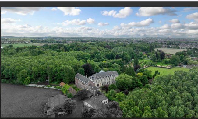 Habitat groupé dans un château ou un monastère ?