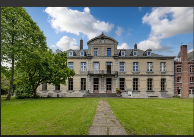 Habitat groupé dans un château ou un monastère ?