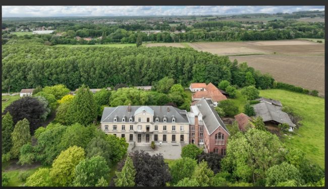 Habitat groupé dans un château ou un monastère ?