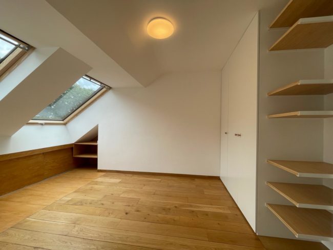 Charmant appartement à louer dans un habitat collectif de 4 unités, situé à Boitsfort à deux pas de la place Wiener avec ses commerces, son marchés et ses facilités.