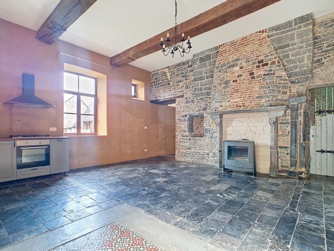 Magnifique bâtisse d’environ 300m² dans une ferme aux pieds des rochers et de la forêt !