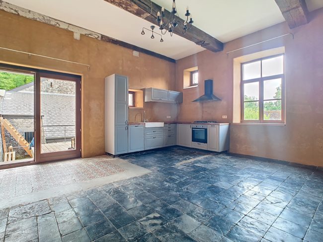 Magnifique bâtisse d’environ 300m² dans une ferme aux pieds des rochers et de la forêt !