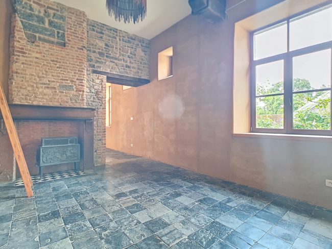 Magnifique bâtisse d’environ 300m² dans une ferme aux pieds des rochers et de la forêt !