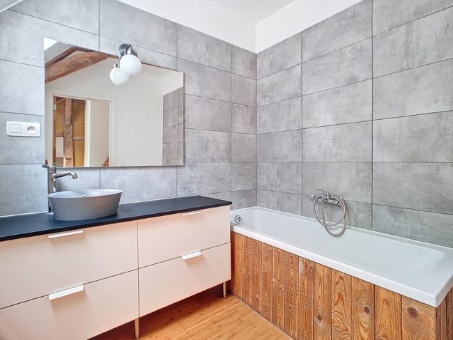 Magnifique bâtisse d’environ 300m² dans une ferme aux pieds des rochers et de la forêt !