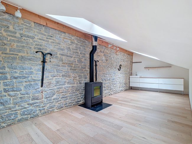 Magnifique bâtisse d’environ 300m² dans une ferme aux pieds des rochers et de la forêt !