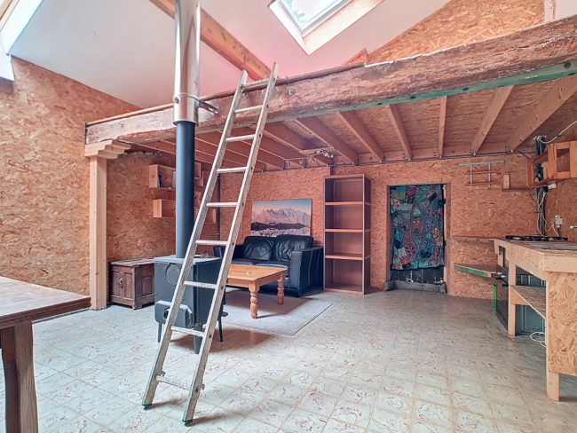 Magnifique bâtisse d’environ 300m² dans une ferme aux pieds des rochers et de la forêt !