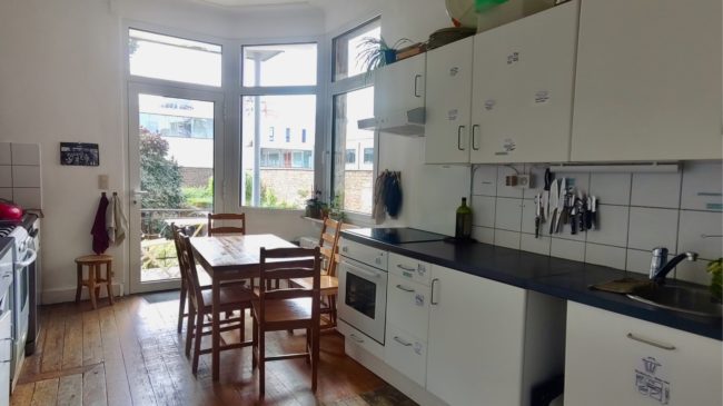 Recherche un.e coloc – Lot de 2 chambres au CUJÉ, avec salle de bain dans une coloc avec enfants – centre-ville Liège