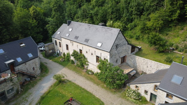 Magnifique bâtisse d’environ 300m² dans une ferme aux pieds des rochers et de la forêt !