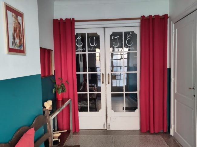 Recherche un.e coloc – Lot de 2 chambres au CUJÉ, avec salle de bain dans une coloc avec enfants – centre-ville Liège