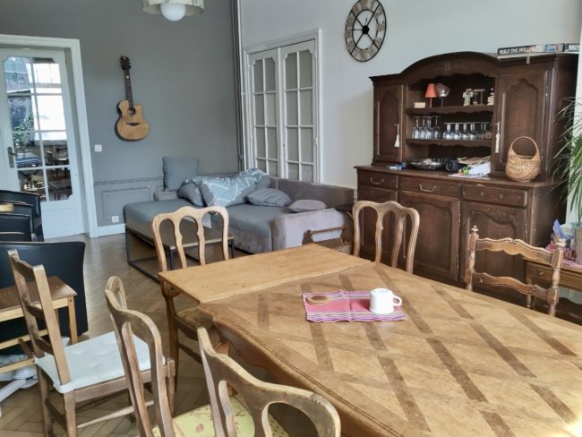 Recherche un.e coloc – Lot de 2 chambres au CUJÉ, avec salle de bain dans une coloc avec enfants – centre-ville Liège