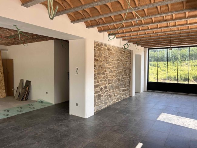 Ancienne bâtisse à louer pour colocation (5 à 6 chambres), bientôt entièrement rénovée. A Viroinval, dans un environnement naturel exceptionnel. Disponible dès la fin de l’été