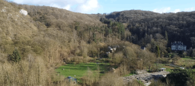 Magnifique bâtisse d’environ 300m² dans une ferme aux pieds des rochers et de la forêt !