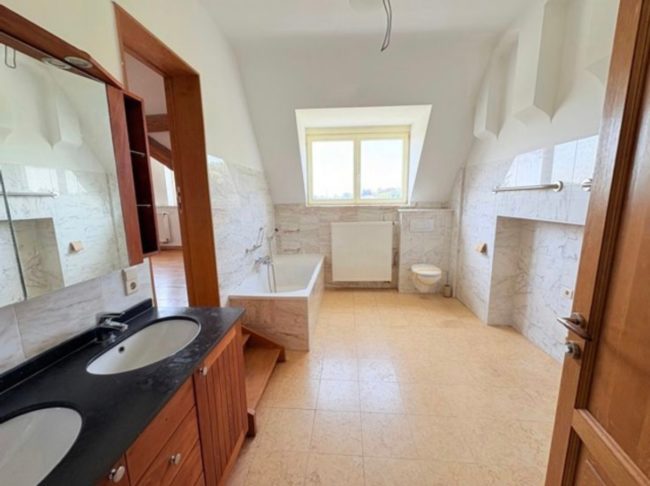 HABITAT GROUPÉ INTERGÉNÉRATIONNEL DANS UN CHÂTEAU PRÈS DE VERVIERS