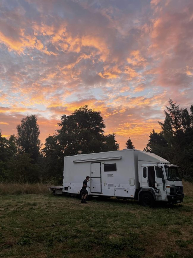 Cherche lieu pour passer l’hiver avec un camion aménagé