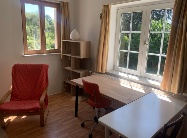 une grande chambre et bureau-salon contigus (±36m2) dans une maison familiale avec jardin, en cohabitation à Nethen (Grez-Doiceau)