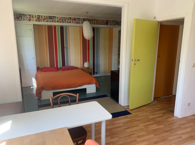 une grande chambre et bureau-salon contigus (±36m2) dans une maison familiale avec jardin, en cohabitation à Nethen (Grez-Doiceau)