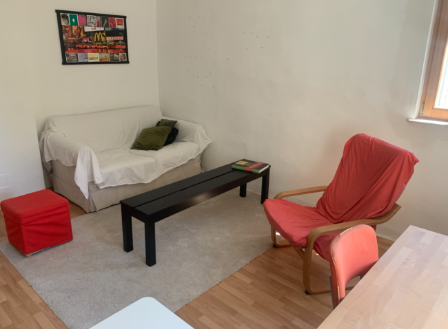 une grande chambre et bureau-salon contigus (±36m2) dans une maison familiale avec jardin, en cohabitation à Nethen (Grez-Doiceau)