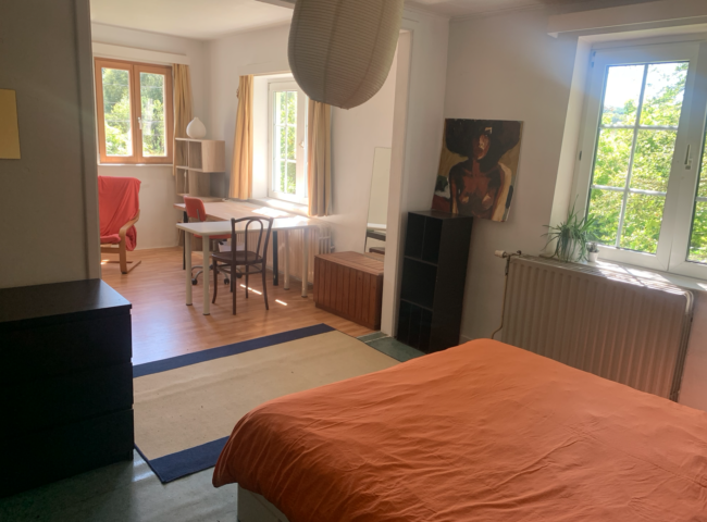 une grande chambre et bureau-salon contigus (±36m2) dans une maison familiale avec jardin, en cohabitation à Nethen (Grez-Doiceau)
