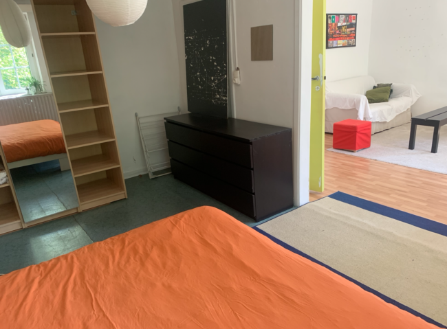 une grande chambre et bureau-salon contigus (±36m2) dans une maison familiale avec jardin, en cohabitation à Nethen (Grez-Doiceau)