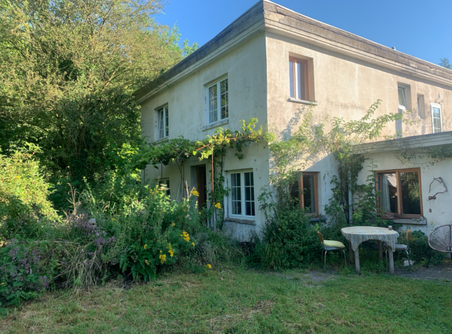 une grande chambre et bureau-salon contigus (±36m2) dans une maison familiale avec jardin, en cohabitation à Nethen (Grez-Doiceau)