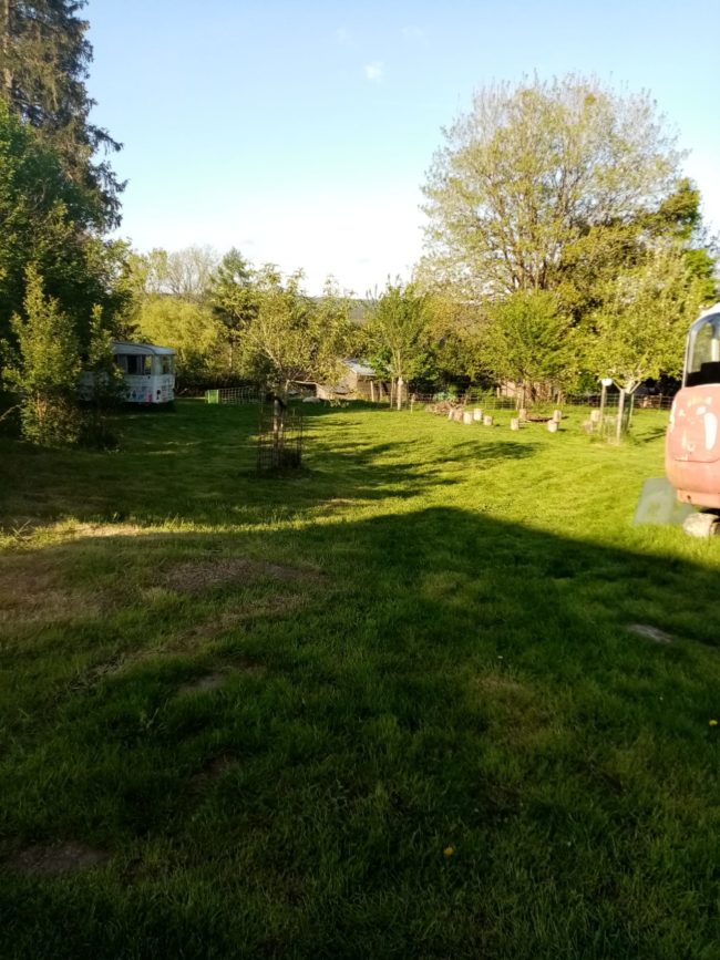 Ventre maisonnette et terrain