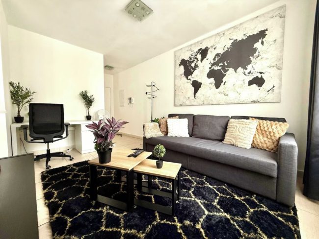 Kot disponible en colocations dans un apparte de 3 chambres .