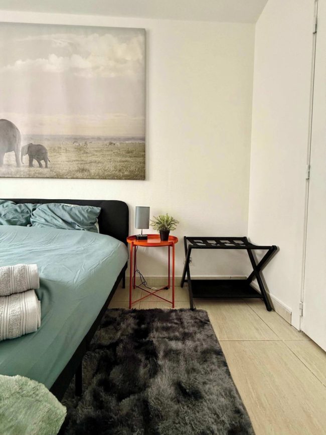 Kot disponible en colocations dans un apparte de 3 chambres .