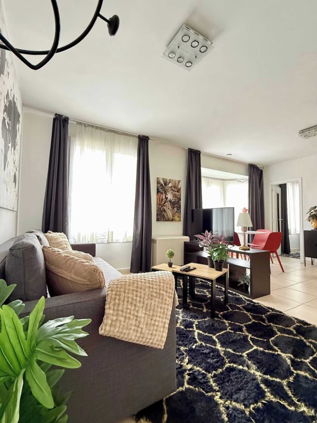 Kot disponible en colocations dans un apparte de 3 chambres .