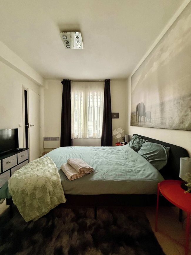 Kot disponible en colocations dans un apparte de 3 chambres .