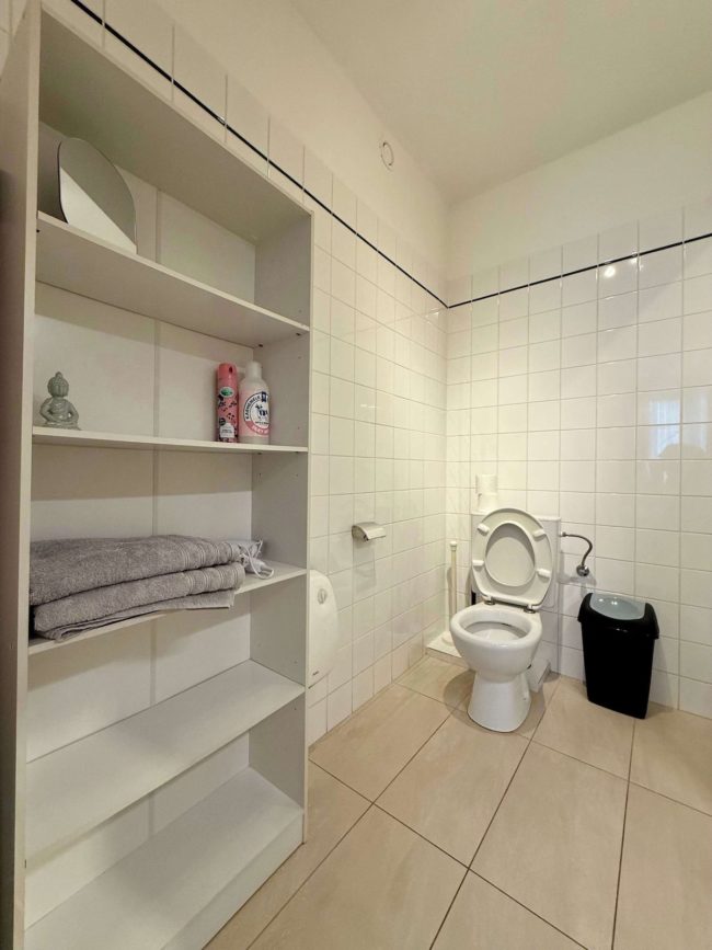 Kot disponible en colocations dans un apparte de 3 chambres .