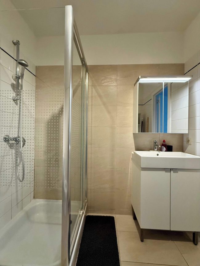 Kot disponible en colocations dans un apparte de 3 chambres .