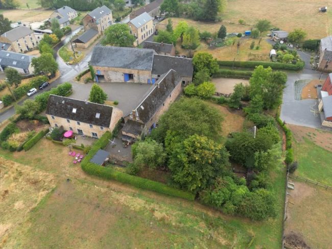 CONDROZ NAMUROIS – CORPS DE LOGIS – 3-4 CHAMBRES A VENDRE DANS BELLE GRANDE FERME